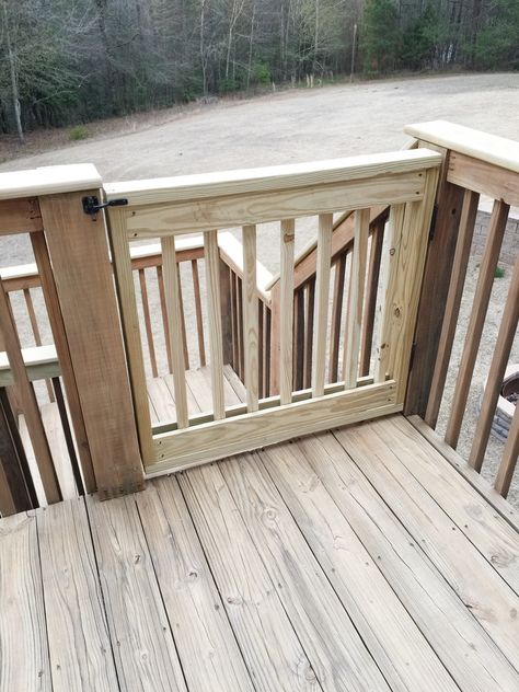 Gate For Deck, Deck Gates, Diy Dog Gate, Gates Ideas, Porch Gate, Diy Gate, Deck Gate, Patio Decks, Diy Baby Gate