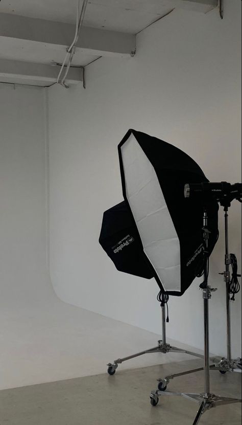 Studio Photoshoot Background, Photo Studio Equipment, Photographer Aesthetic, Studio Lighting Setups, Photography Studio Setup, Film Equipment, Glam Aesthetic, Low Exposure, First Youtube Video Ideas