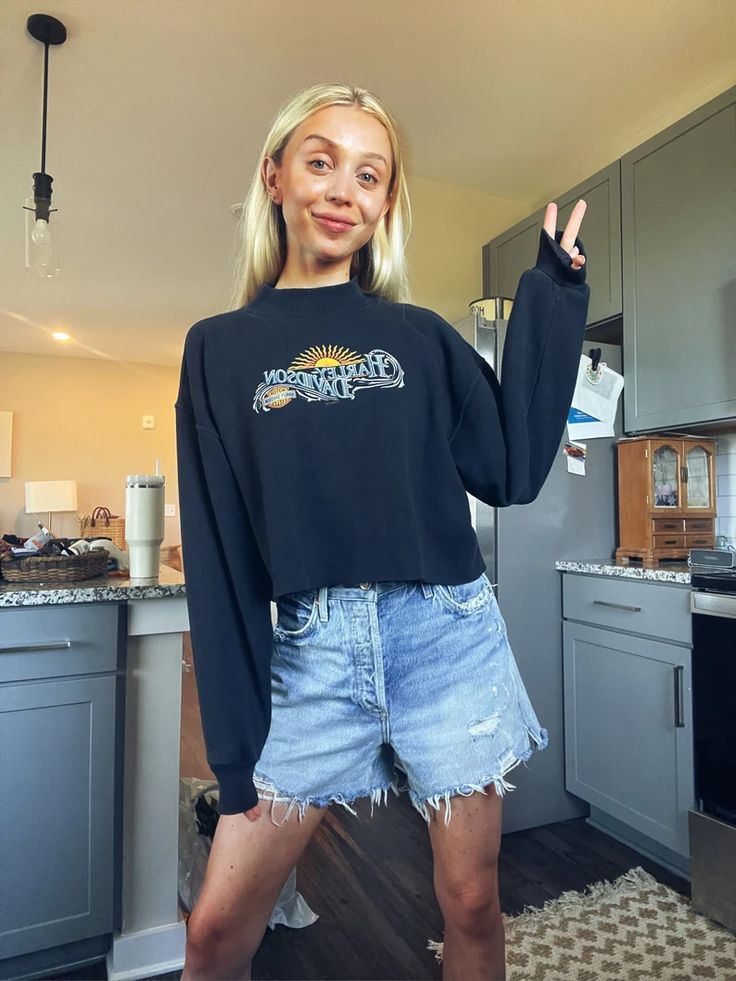 Vintage 1998 Harley Davidson Cropped Sweatshirt Sun Crop - Etsy Harley Davidson Sweatshirt, Feather Logo, Crop Crewneck, Harley Davidson Vintage, American Motorcycles, Cropped Sweatshirt, Vintage Harley Davidson, Crop Sweatshirt, Super Cool