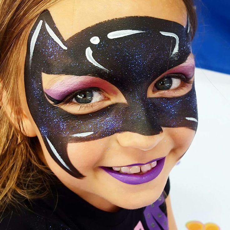 Nice with black and purple glitter Catwoman Face Paint, Face Painting Superhero, Batgirl Face Paint, Drawing On Face, Bat Face Paint, Batgirl Makeup, Kids Face Painting Easy, Batman Face Paint, Superhero Face Painting