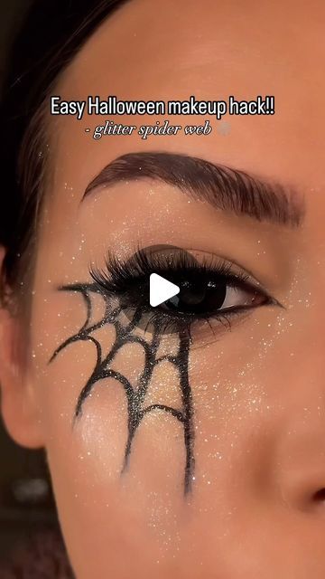 Spiderweb Makeup Easy, Spider Make Up Eye Makeup, Easy Spider Eye Makeup, Simple Spiderweb Makeup, Black Eyeliner Halloween Makeup, Spider Web Eyeliner Tutorial, Easy Halloween Spider Makeup, Spider Web Eye Makeup Easy, Spider Makeup Looks Easy