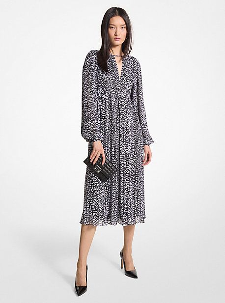 For daytime events, work functions and everything in between, this leopard-print dress is your closet’s secret weapon. It features a nipped-in waist accentuated by blouson sleeves and a gently pleated midi skirt. Wear it with heeled pumps and a clutch bag for a dressed-up look that reads polished. Sunday Dresses, Heeled Pumps, Georgette Dress, Pleated Midi Dress, Leopard Print Dress, Polyester Dress, Pleated Midi Skirt, Petite Dresses, Black Midi Dress