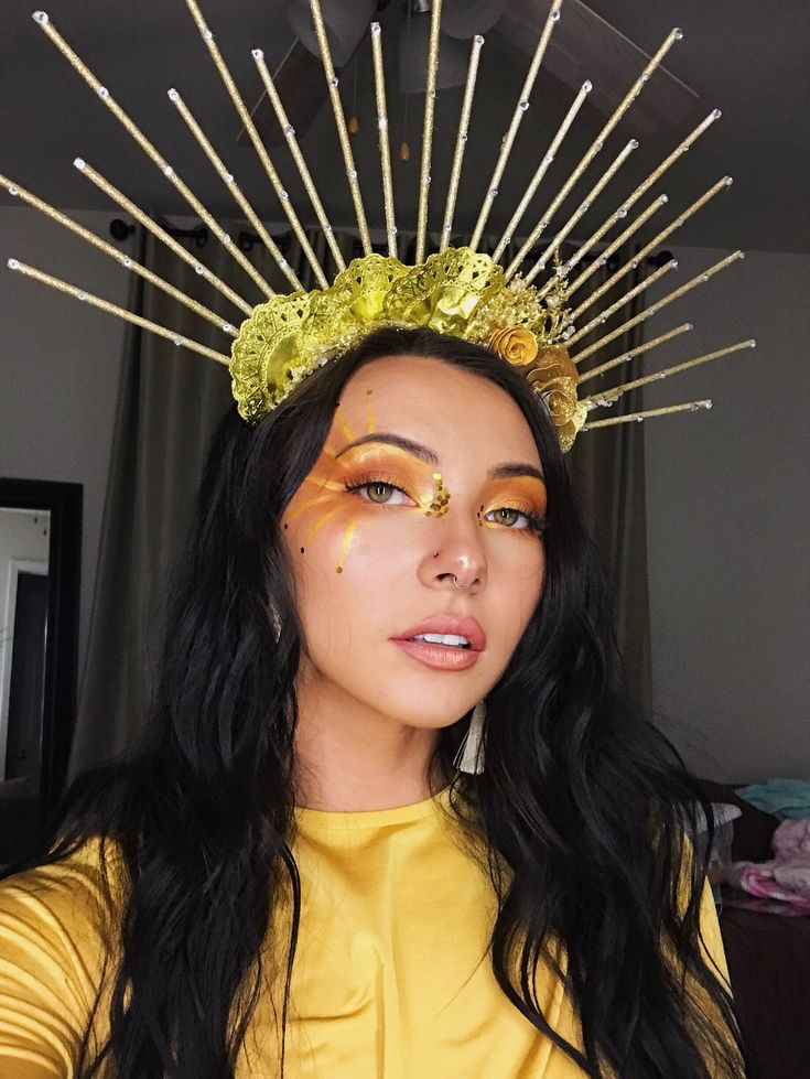 Sun makeup Halloween Sun Eyeliner Look, Sun Make Up Halloween, Sun And Moon Costume Makeup, The Sun Costume Women, Tarot Card Makeup, Sun Goddess Halloween Costume, Sun Costume Women Diy, Sun Makeup Looks Halloween, Moon Face Makeup