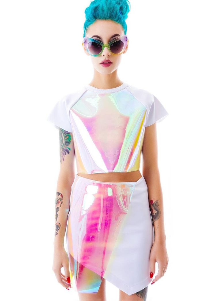 Qweary: "How to dress bisexual and proud?" — Qwear Fashion Holographic Fashion, Current Mood Clothing, Futuristic Fashion, Wildfox Couture, Steam Punk, Streetwear Outfit, Blue Hair, All About Fashion, Cyberpunk