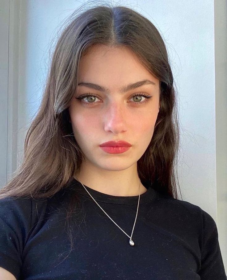 Zoia Mossour Aesthetic, French Girl Makeup Look, Parisian Makeup, French Girl Makeup, Zoia Mossour, French Makeup, Classic Makeup, French Beauty, French Girl