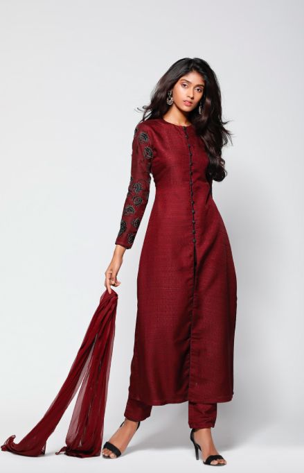 Maroon raw silk salwar kameez Raw Silk Churidar Designs, Plan Silk Kurti Designs Latest, Raw Silk Salwar Suit, Silk Chudidar Salwar Suits, Silk Salwar Patterns, Churidhar Models Latest Party Wear, Maroon Kurti Designs, Plain Raw Silk Kurti Designs, Plain Raw Silk Suits