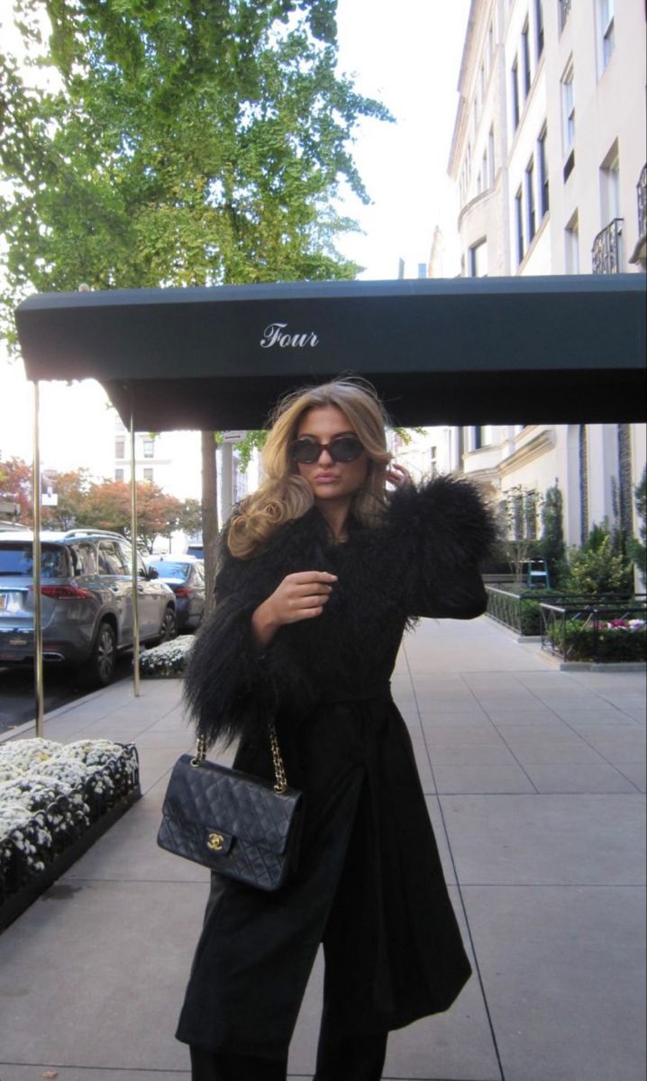 Grace Foley, Mob Wife Aesthetic, Fur Coat Outfit, French Girl Aesthetic, Wife Aesthetic, Black Fur Coat, Wife Style, Aesthetic 2024, Parisian Chic Style