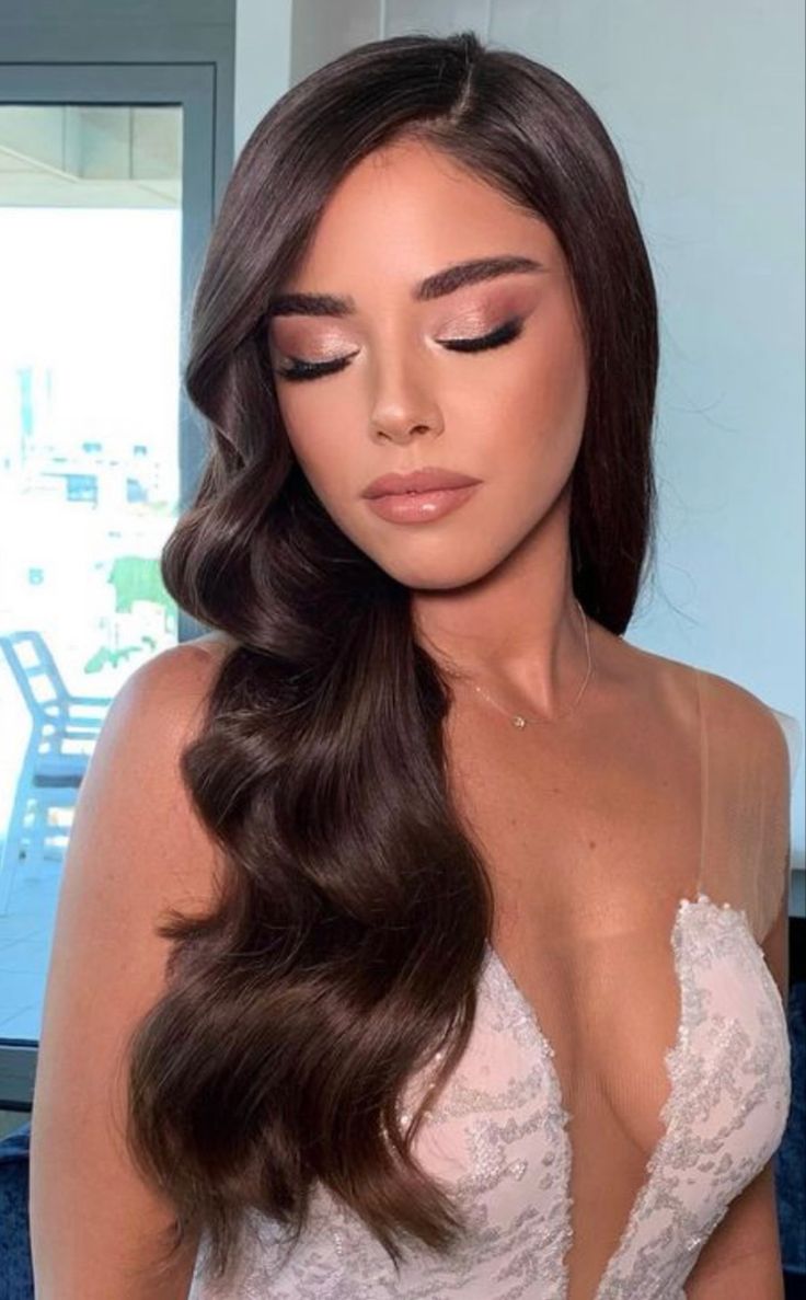 Proposal Hairstyles, Wedding Soft Glam, Side Part Wedding Hair, Peinados Para Graduacion Sueltos, Natural Bride Makeup, Glowing Bridal Makeup, Makeup Bridesmaid, Simple Prom Hair, Bridesmaid Hair Makeup