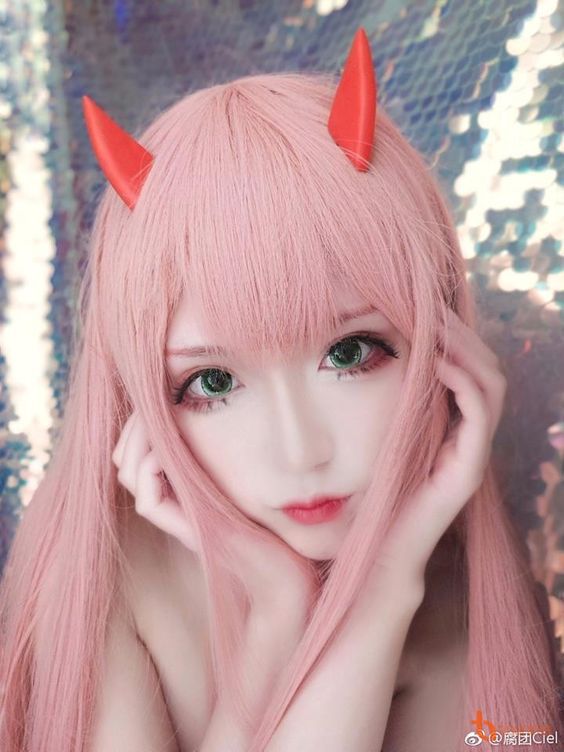 So cute zero two -darling in the franxx cosplay #Zerotwo #Darlinginthefranxx #cosplayclass Zero Two Cosplay, Deku Cosplay, The Ancient Magus Bride, Cosplay Cute, Epic Cosplay, Kawaii Cosplay, Violet Evergarden, Amazing Cosplay, Zero Two