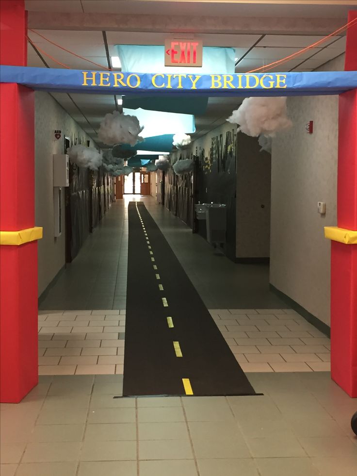 the entrance to hero city bridge is painted red, white and blue with yellow trim