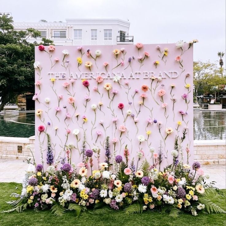 New Floral Backdrop for Birthdays, Anniversary, Roka, Engagement & Baby Showers Book Now : @decorty.in (9953805827) #floralbackdrop #flower #floralbackdrops #flowerbackdrops #backdrop #rosebackdrop Flower Photo Backdrop Ideas, Baby Shower Backdrop With Flowers, Floral Step And Repeat, Backdrop Set Up, Birthday Picture Wall Photo Backdrops, Chiara Backdrop With Flowers, Birthday Flowers Decorations, Stage Decorations Flowers, Garden Birthday Backdrop