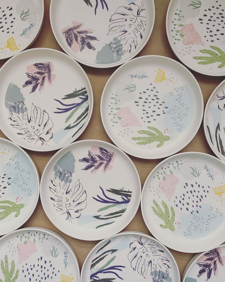 many plates with different designs on them are lined up together in the same pattern and color