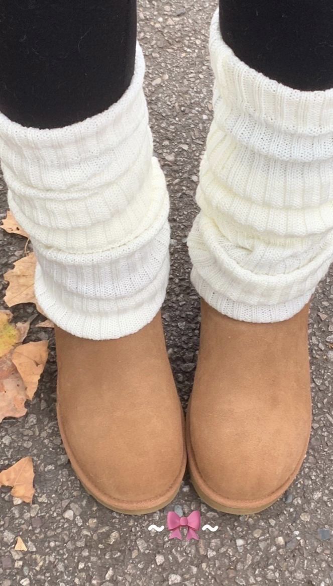 Ugg Boots With Leg Warmers, Leg Warmers And Ugg Boots, Uggs Boots Outfit, Ankle Warmers, Black Mini Skirt Outfit, Boots With Leg Warmers, Cute Uggs, Uggs Boots, Ugg Tasman Slippers