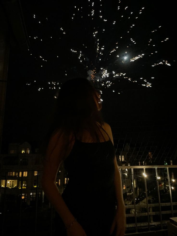 New year’s picture idea with fireworks in the background New Year Picture Ideas, New Years Pictures Ideas, New Year Photo Ideas, New Year Picture Ideas Instagram, New Years Picture Ideas Instagram, Firework Photo Ideas, New Year’s Eve Pictures, New Years Instagram Pictures, New Years Eve Instagram Pictures