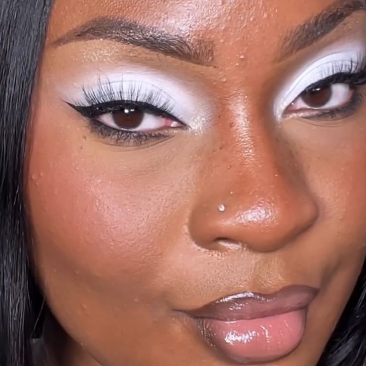 White Eyeshadow Black Women, Angel Makeup Black Women, White Eye Shadow Look, White Shadow Makeup, White Eyeshadow Makeup Looks, White And Black Eyeshadow, White Eyeshadow Looks Black Women, White Makeup Looks Black Women, Black And White Eye Makeup