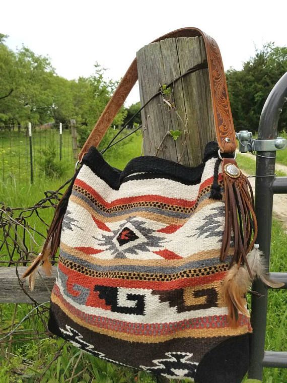 Saddle blanket Navajo Tote Leather Strap with fringe Bohemian Handmade Saddle Bag For Daily Use, Bohemian Saddle Tote Bag For Everyday Use, Bohemian Handmade Saddle Bag For Travel, Saddle Blanket Purse Pattern, Western Saddle Blanket Purse, Western Purses, Saddle Blanket, Red Accessories, Mode Hippie