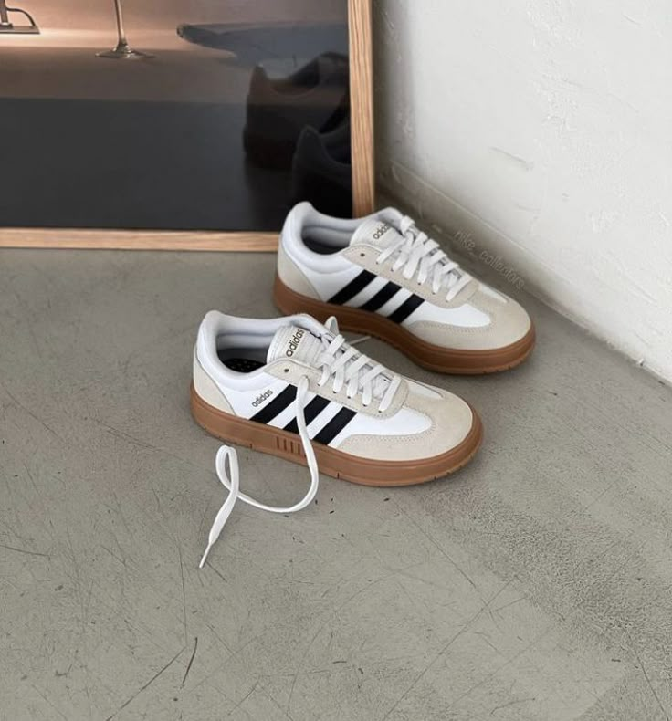 Platform Sambas, Adidas Samba Platform, Look Grunge, Uni Fits, Colorful Sneakers, Trendy Shoes Sneakers, Pastel Outfit, Shoe Wishlist, Hype Shoes