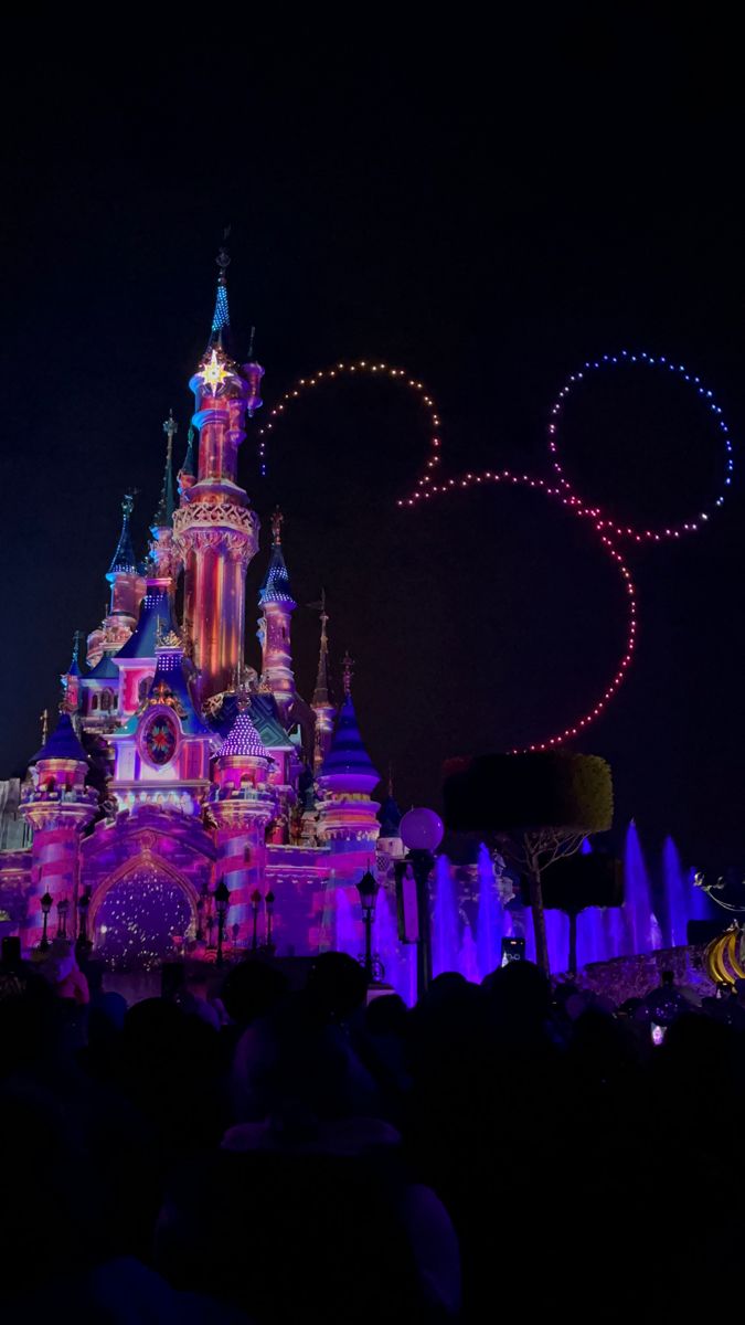 Disney castle at night. Family Disney Aesthetic, Paris Aesthetic Disneyland, Disneyland Castle Aesthetic, Disneyland Aesthetic Pictures, Disneyland Paris Wallpaper, Disney Castle Aesthetic, Disney Paris Aesthetic, Disney Asthetics Photos, Disneyland Paris Photography