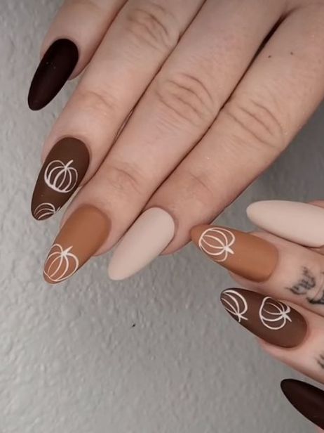 pumpkin nails: shades or brown nails with pumpkin accents Trending Nails, Fall Nail Trends, Fall Gel Nails, Fall Nail Art Designs, Pumpkin Nails, Cute Nails For Fall, Her Nails, Nails Fashion, Thanksgiving Nails