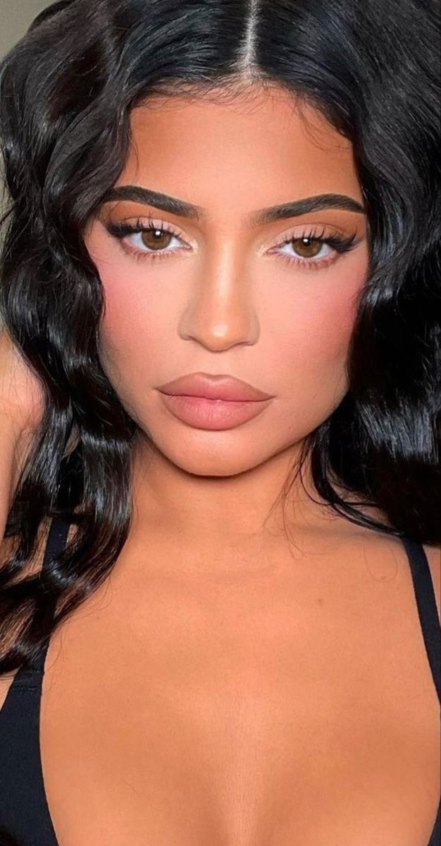 Kylie Jenner Pink Blush, Kylie Jenner Soft Glam, Soft Glam Makeup Mixed Women, Kiley Jenner Makeup, Glowy Full Glam Makeup, Kylie Jenner Makeup Looks Glam, Matt Makeup Look, Kylie Makeup Look, Makeup Looks Kylie Jenner