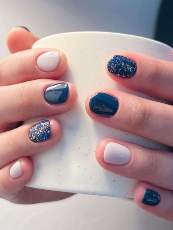 September nail designs: dark blue and white with glitter Dip Powder Blue Nails, Navy Nails Fall, Manicure With Gel Polish, Navy And White Nail Ideas, Revel Dip Nail Ideas, Midnight Blue And Gold Nails, Fall Blue Nails Art Designs, Fun Fall Nails Short, Dip Powder Nails Round