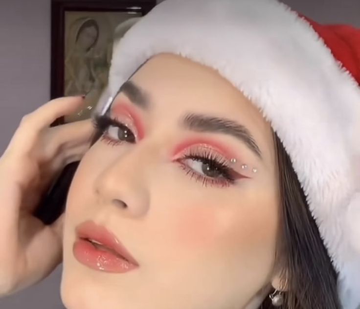 Light Christmas Makeup, Simple Winter Makeup Looks, Natural Christmas Makeup Looks, Elf Makeup Looks Christmas Simple, Makeup Looks For Christmas, Santa Makeup Looks, Makeup For Christmas, Christmas Makeup Ideas Simple, Christmas Eyeshadow Looks Easy