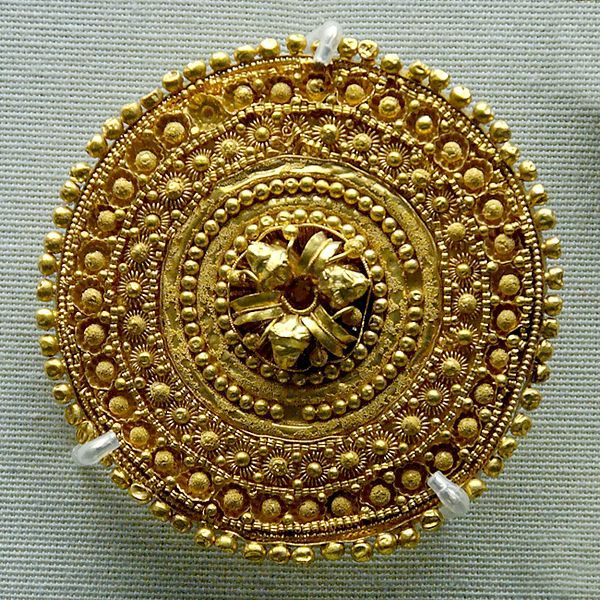 Etruskische oorbel (530-480 voor Chr.) met relatief grote granules (British Museum, Londen).  Article in Dutch about common historic jewelry techniques. Great pictures! Etruscan Jewelry, Ancient Jewels, Roman Jewelry, Ancient Jewellery, Historical Jewellery, Filigree Jewelry, Medieval Jewelry, Art Antique, Ancient Jewelry