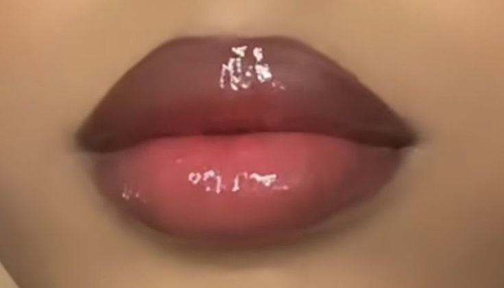 Quince Lip Makeup, Lip Looks Aesthetic, Lip Combo Small Lips, Lip Combos Aesthetic, Prom Lip Makeup, Soft Pink Lip Combo, Two Toned Lips Makeup, Round Lips Aesthetic, Baddie Lip Combos