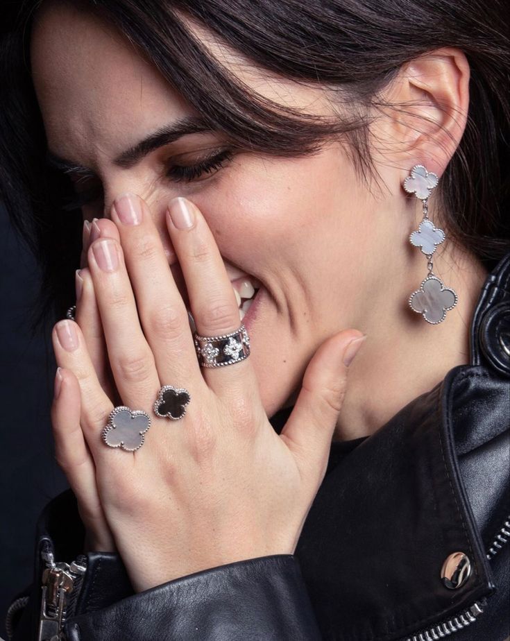 Vancleef Rings, Louise Vuitton, Van Cleef And Arpels Jewelry, Glam Jewelry, The Bling Ring, Clover Jewelry, Van Cleef And Arpels, Classy Jewelry, Jewelry Model