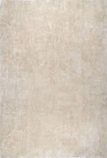 a white rug with no pattern on it