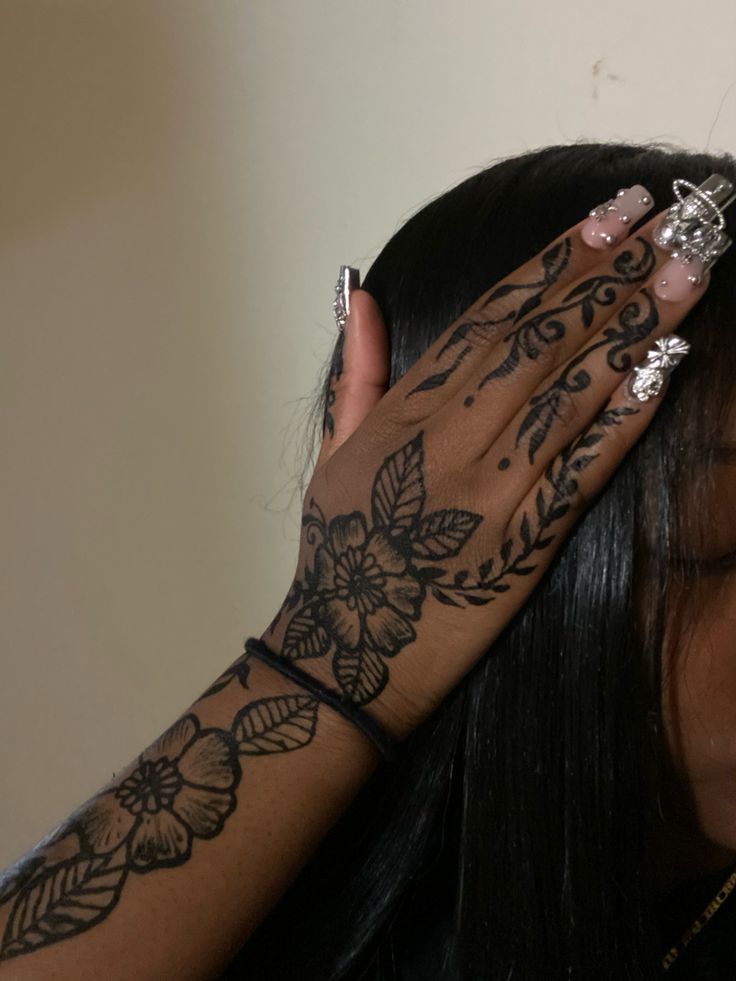 black girl
henna
black henna
quick weave
nails
chrome nails Henna Design Black Women, Henna Designs Ideas, Arm Henna Tattoo Designs, Henna Designs Brown Skin, Henna Designs With Initials, Henna For Prom, Henna Designs Dark Skin, Hanna Design Simple, Henna And Nails