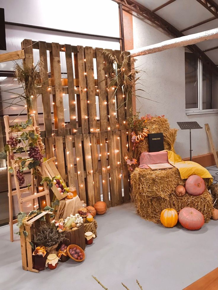 hay bales and pumpkins are arranged on the floor