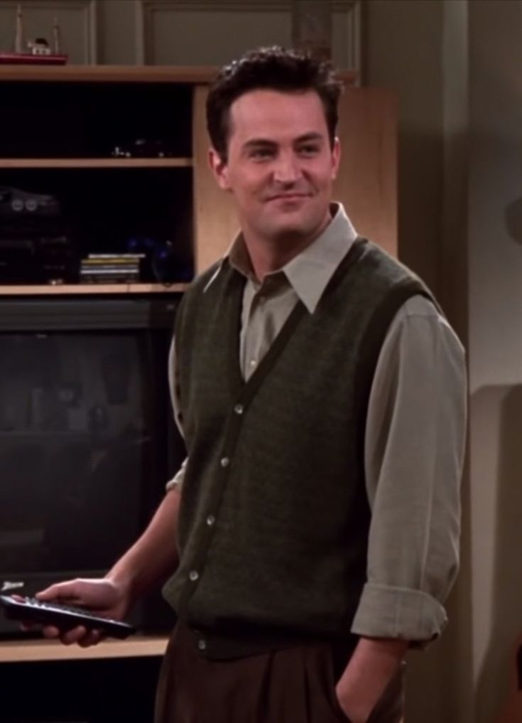 Chandler Bing Costume, Chandler Bing Fashion, Movie Outfits Men, 90s Dad Aesthetic, 90s Guys Outfits, Chandler Outfits, Chandler Bing Outfits, 90s Men Outfits, Male Teacher Outfits