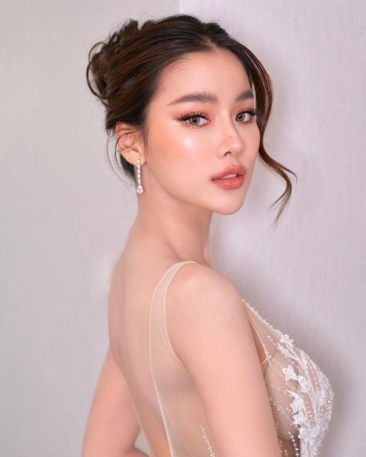 Soft Ethereal Bridal Makeup, Thai Bridal Makeup, Thai Makeup Looks Wedding, Asian Wedding Hairstyles, Graduation Look Makeup, Bride Makeup Asian, Korean Wedding Makeup, Grad Makeup, Bride Makeup Natural