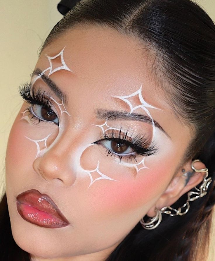 Makeup Ideas Creative Inspiration, Fancy Eyeliner Designs, Cross Makeup Look, Cool Eye Makeup Looks Creative, Black And White Makeup Aesthetic, Makeup Looks Artistic, Creative Makeup Ideas Art Inspiration, Face Art Makeup Paint Ideas, White Makeup Aesthetic