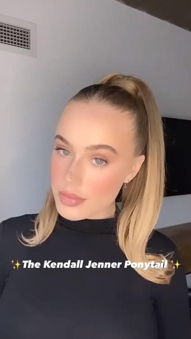 Sleek ponytail tutorial #baddiefrisuren #frisuren #tomboyfrisuren Vintage Hairstyles Ponytail, Silky Ponytail Hairstyles, Sleek Hair Ponytail, How To Get A Sleek Ponytail, Parted Ponytail Hairstyles, Pont Tail Hairstyles Straight, Retro Ponytail Tutorial, Middle Part Ponytail Tutorials, How To Make A Sleek Ponytail