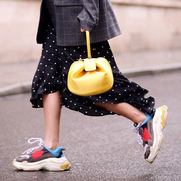 Source: Loulou De Saison Steet Style, How To Wear Sneakers, Sneakers Fashion Outfits, Quirky Fashion, Ny Fashion, Balenciaga Triple S, Sneakers Outfit, Street Style Looks, Street Style Women