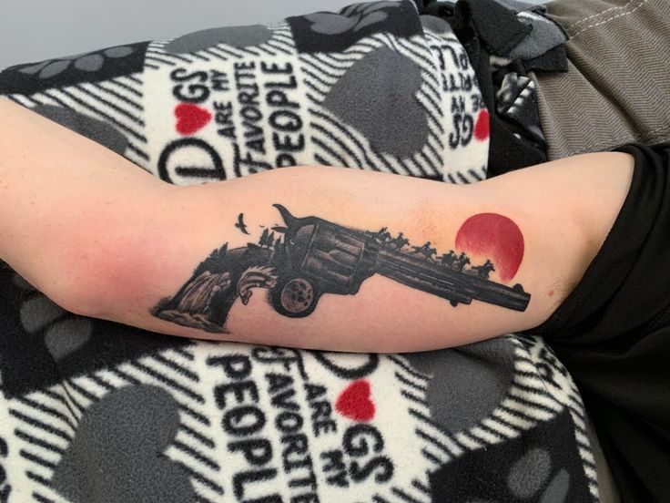 My new favorite tattoo! : reddeadredemption Arthur Morgan Tattoo Ideas, Red Dead Redemption 2 Tattoo Ideas, Arthur Morgan Tattoo, Red Dead Redemption Tattoo, Gunslinger Tattoo, Rdr2 Tattoo, Rdr2 Fanart, Outlaw Tattoo, F Tattoo