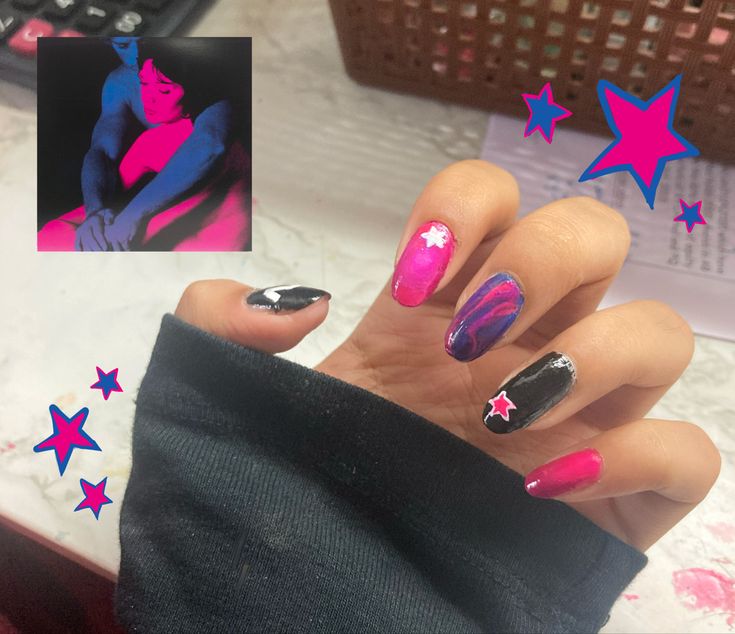 Nail art to girl band music aesthetic Artist Nails Design, Tv Girl Nails Idea, Tv Girl Inspired Nails, Mitski Nails Ideas, Tv Girl Makeup, Tv Girl Nails Design, Tv Girl Outfits, Cristhmas Nails, Tv Girl Nails