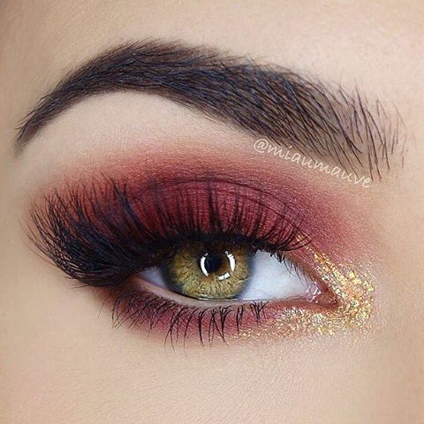 🍷👑 Gorgeous burgundy glam look by @miaumauve using our eyeshadows in Narciso, Petra, Fahrenheit and Camelot + Dazzle Liner in Klimt + Magic Pencil in Light Nude on waterline + Brow Divine eyebrow pencil in Uranus #NABLA #NablaCosmetics Nabla Cosmetics, Burgundy Makeup, Make Up Gold, Trendy Eyeshadow, White Eyeshadow, Makeup Tutorial Eyeshadow, Shimmer Eyeshadow, Makeup Eye Looks, Glam Look