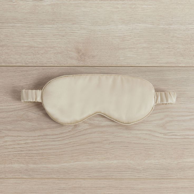 Crafted from 100% Mulberry silk in our beloved Natural hue, our Silk Eye Mask is gentle on the hair and skin as you sleep. It's also a thoughtful gesture to gift a loved one for a restful slumber. Silk Eye Mask, Linen Sheet Sets, Silk Set, Linen Pillow Cases, Linen Bag, Beautiful Bedding, Luxury Linen, Pure Linen, Mulberry Silk