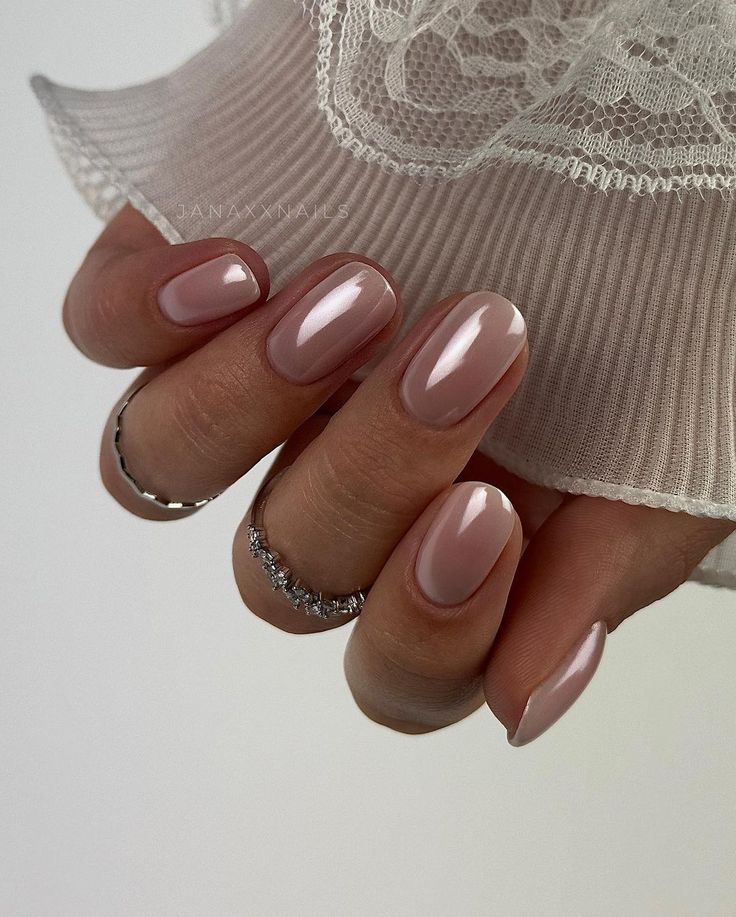 25 Glazed Donut Nails You'll Want to Try Glazed Donut Nails, Donut Nails, Shellac Manicure, Cute Short Nails, Glazed Donut, Subtle Nails, Pearl Nails, Cat Eye Nails, Bride Nails