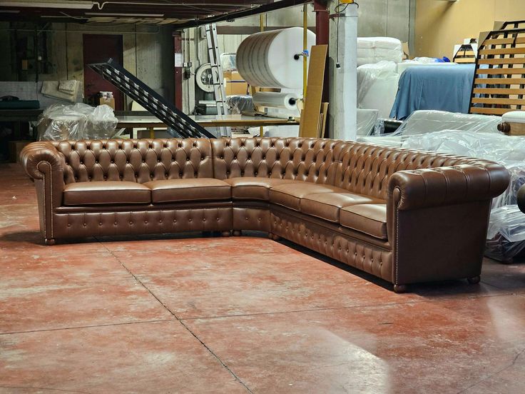 Un divano Chesterfield angolare, marrone in pelle, realizzato artigianalmente su richiesta per un cliente di Verona. Il divano, di grandi dimensioni con un angolo tondo, rappresenta l'unione perfetta tra eleganza, comfort e design personalizzato. Pronto per essere imballato e spedito, questo divano è un esempio del nostro impegno nella realizzazione di pezzi unici che rispondono alle esigenze specifiche dei nostri clienti. Scopri la nostra gamma di divani su misura per trasformare il tuo spazio Dream Furniture, Chesterfield Sofa, Tuscany Italy, Verona, Tuscany, Sofa, Furniture, Design