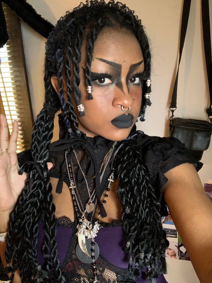 Trad Goth Makeup Poc, Afro Goth Makeup, Trad Goth Makeup Black Women, Black Goth Hairstyles, Whimsigoth Icons, Goth Makeup Black Women, Afro Goth Women, Afro Punk Hairstyles, Black Goth Makeup