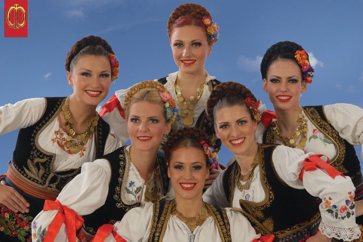 Serbian Women in Traditional Clothes from Šumadija (Central Serbia) Christmas Outfit Jeans, Kosovo I Metohija, Serbian Clothing, Serbian Women, Dancer Dress, European Girls, Country Dresses, Fall Dress Outfit, European Women