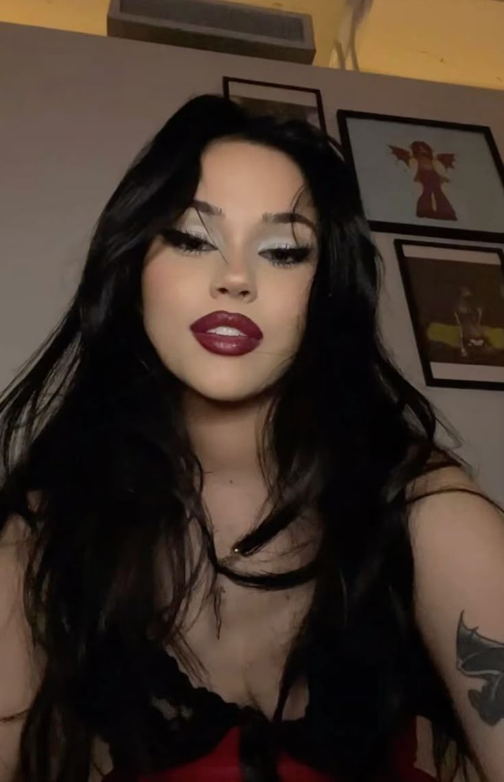 Vampy Makeup, Feminine Makeup, Dark Makeup Looks, Mekap Mata, Models Outfits, Smink Inspiration, Ethereal Makeup, Maggie Lindemann, Dope Makeup