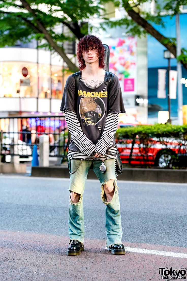 Harajuku student sporting a distressed grunge style while out and about one fine day. Harajuku Street Style Men, Mens Harajuku Fashion, Grunge Harajuku Street Style, Harajuku Fashion Colorful, Japan Punk Fashion, 90s Harajuku Fashion Men, Japanese Alternative Fashion Men, Harajuku Outfits Men, Harajuku Grunge Fashion