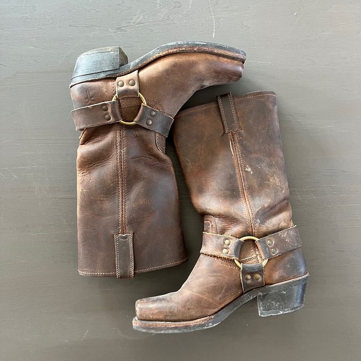 Frye Harness Boots Leather Size 6 In Great Condition, Smoke Free And Pet Free Home. Frye Boots Outfit, Frye Cowboy Boots, Frye Harness Boots, Cowgirl Accessories, Texas Chainsaw, Harness Boots, Frye Boots, Swag Shoes, Boots Leather