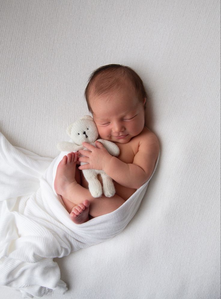 Alt=“ baby girl wrapped in blanket holding teddy posed with a smile during newborn shoot”> Newborn Simple Photography, Easy Newborn Pics At Home, Newborn Photos Studio, Photography Framing Ideas, Minimalist Newborn Photography, Simple Baby Photoshoot Ideas, New Borned Baby Photo, Newborn At Home Photography, One Month Baby Picture Ideas