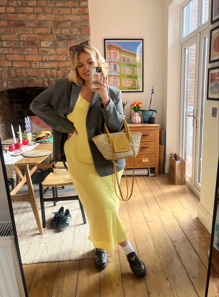 Djerf Avenue Blazer, Basket Bag Outfit, Slip Dress Outfit Winter, Dress With Blazer Outfit, Yellow Blazer Outfit, Yellow Slip Dress, Yellow Dress Outfit, Outfit Midsize, Bag Styling